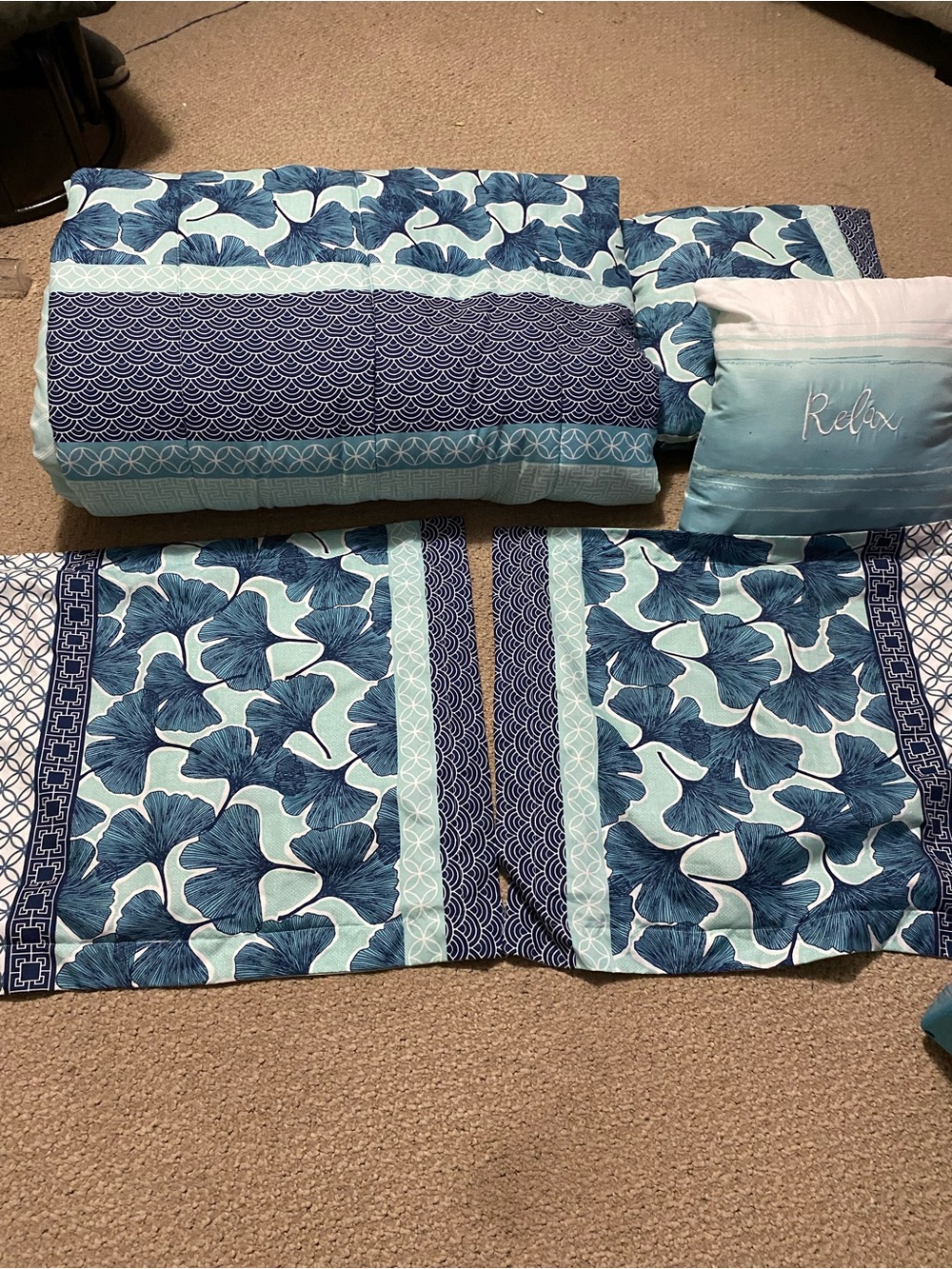 Blue Floral Pattern queen comforter w/ 2 matching shams & 2 match decor pillows - Picture 6 of 15